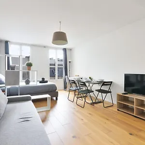 https://studio-appartement-quartier-champs-lyses-5.fr-paris.fr